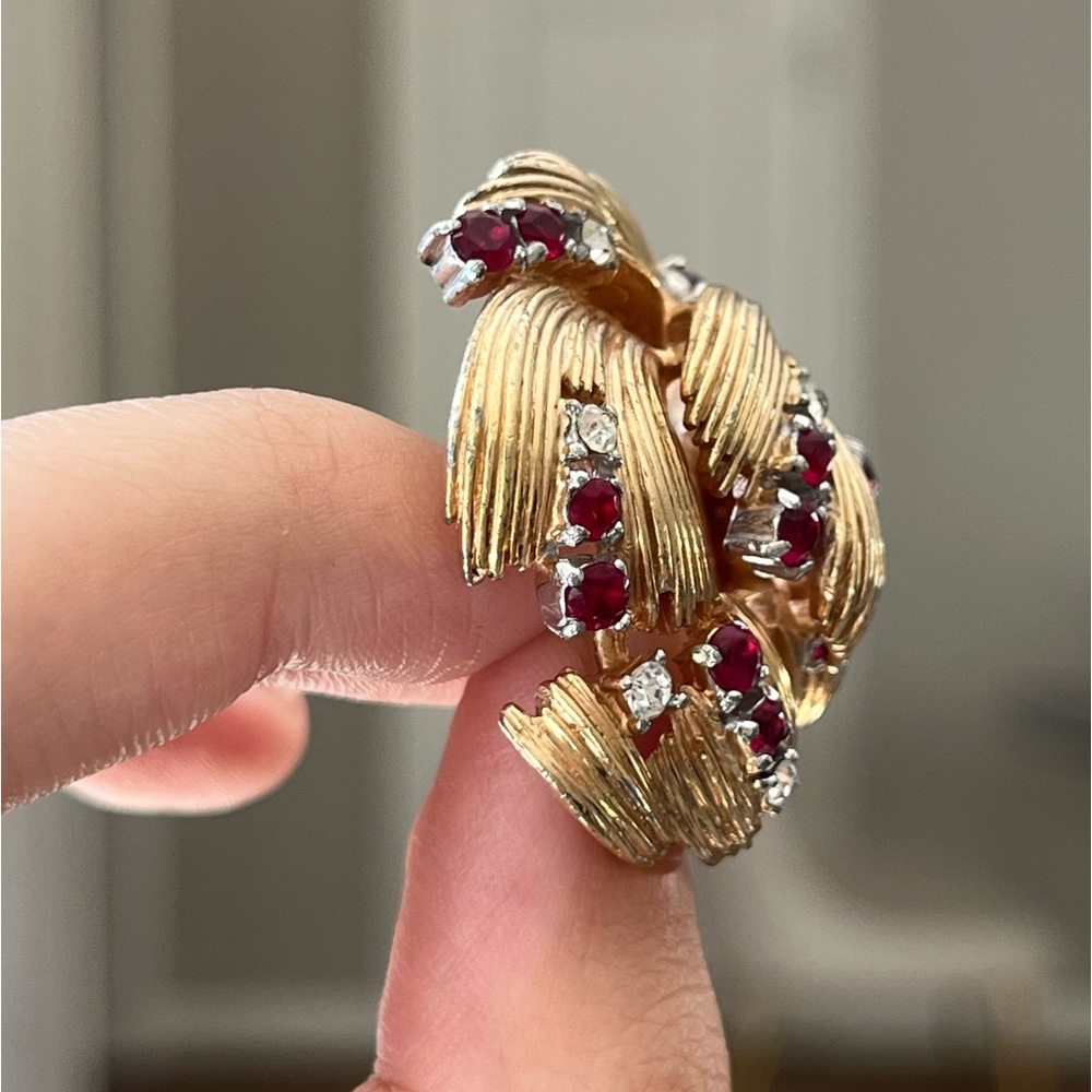 Vintage Boucher Feather Leaf Cluster Red White Rhinestone Gold Fur Clip Brooch - Picture 5 of 12